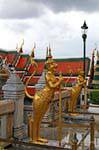 Aponsi su una terrazza, Wat Phra Kaew, Bangkok, La Tailandia.