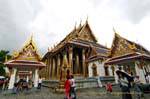 Piccoli padiglioni intorno alla ubosoth, Wat Phra Kaew, Bangkok, La Tailandia.