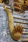 Naga serpente con cinque teste, Wat Phra Kaew, Bangkok, La Tailandia.