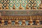 Pannello esterno dal Pantheon Reale, Wat Phra Kaew, Bangkok, La Tailandia.