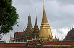 Stupa e prang allineati, Wat Phra Kaew, Bangkok, La Tailandia.