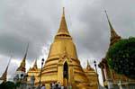 Phra Sri Rattana Chedi panorama, stile dello Sri Lanka, Wat Phra Kaew, Bangkok, La Tailandia.