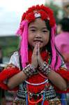 Bambina in costume tradizionale, Chiang Mai, La Tailandia.