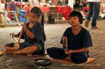 Giovani musicisti di strada, Chiang Mai, La Tailandia.