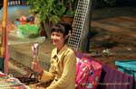 Donna vendita bigiotteria, Chiang Mai, La Tailandia.