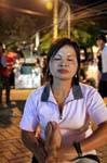 Massaggiatrice thailandese in azione, Chiang Mai, La Tailandia.