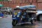 Tuk tuk motorizzato su una strada a Chiang Mai, La Tailandia.