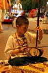 Bambino Con Sega Duang, Chiang Mai, La Tailandia.