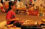 Bambina che gioca il khim, Chiang Mai, La Tailandia.