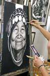 Artista che riproduce un volto tipico, Chiang Mai, La Tailandia.