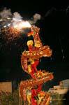 Acrobazie e fuochi d'artificio, Chiang Mai, La Tailandia.