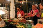 Cucina per la strada, Chiang Mai, La Tailandia.