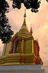 Chedi con un Buddha in piedi, Wat Sri Gerd, Chiang Mai Tempio, La Tailandia.