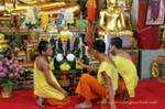 Giovani monaci decoratori, Chiang Mai Temple, La Tailandia.