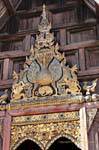 Frontone con un pavone, Wat Phan Tao, Chiang Mai Tempio, La Tailandia.
