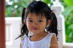 La bambina con piumini, Chiang Mai, La Tailandia.