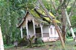 Piccolo tempio in una foresta, Chiang Mai, La Tailandia.