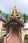 Vista dai gradini, Wat Sri Chum, Lampang, La Tailandia.