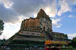 Un'altra vista sul grande chedi, Wat Chedi Luang, Chiang Mai, La Tailandia.