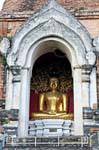 Buddha seduto in nicchia, Wat Chedi Luang, Chiang Mai, La Tailandia.