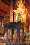 Vetro santuario del venerabile monaco, Wat Chedi Luang, Chiang Mai, La Tailandia.
