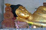 La testa di un Buddha disteso, Wat Chedi Luang, Chiang Mai, La Tailandia.