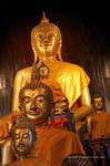 Buddha allineati, Wat Chedi Luang, Chiang Mai, La Tailandia.