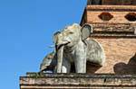 In uscita statue di elefante chedi, Wat Chedi Luang, Chiang Mai, La Tailandia.