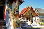 Naga e piccolo viharn, Wat Chedi Luang, Chiang Mai, La Tailandia.