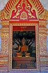 Buddha vide attraverso la finestra, Wat Chedi Luang, Chiang Mai, La Tailandia.