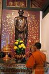 Una statua monaco Wat Chedi Luang, Chiang Mai, La Tailandia.