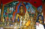 Immagini multiple di Buddha, Wat Doi Suthep, Chiang Mai, La Tailandia.