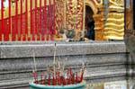Chat e incenso, Wat Doi Suthep, Chiang Mai, La Tailandia.