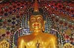 Sorridente Buddha d'oro, Wat Doi Suthep, Chiang Mai, La Tailandia.