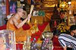 La benedizione del monaco, Wat Doi Suthep, Chiang Mai, La Tailandia.