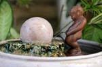 Urinator sulla piccola sfera, fontana, Wat Doi Suthep, Chiang Mai, La Tailandia.