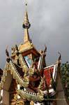 Mescolando Chofahs e naga, Wat Doi Suthep, Chiang Mai, La Tailandia.