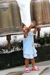 La bambina e campane, Wat Doi Suthep, Chiang Mai, La Tailandia.