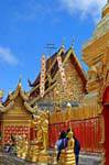 Passeggiando per il Chedi, Wat Doi Suthep, Chiang Mai, La Tailandia.