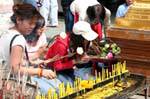 Offerte femminile Wat Doi Suthep, Chiang Mai, La Tailandia.