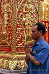 Uomo che prega con loto Wat Doi Suthep, Chiang Mai, La Tailandia.