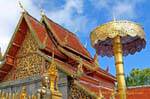 Ricca decorazione in oro e ombrellone, Wat Doi Suthep, Chiang Mai, La Tailandia.