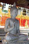 Buddha seduto in marmo bianco, Wat Doi Suthep, Chiang Mai, La Tailandia.