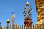Elementi decorativi di fronte al Chedi, Wat Doi Suthep, Chiang Mai, La Tailandia.