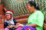 Bambini in costume tradizionale, Wat Doi Suthep, Chiang Mai, La Tailandia.