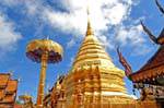 Ombrellone e oro stupa, Wat Doi Suthep, Chiang Mai, La Tailandia.