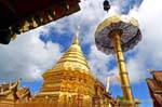 Il parasole e oro chedi, Wat Doi Suthep, Chiang Mai, La Tailandia.