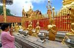Femminile in preghiera, Wat Doi Suthep, Chiang Mai, La Tailandia.