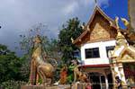 Guardie del tempio e su per le scale, il Wat Doi Suthep, Chiang Mai, La Tailandia.