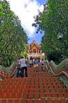 Lo scalone, Wat Doi Suthep, Chiang Mai, La Tailandia.